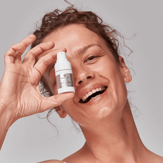 Liftingujące serum pod oczy i na powieki z 10% kompleksem peptydów i ceramidami - BasicLab - 15 ml
